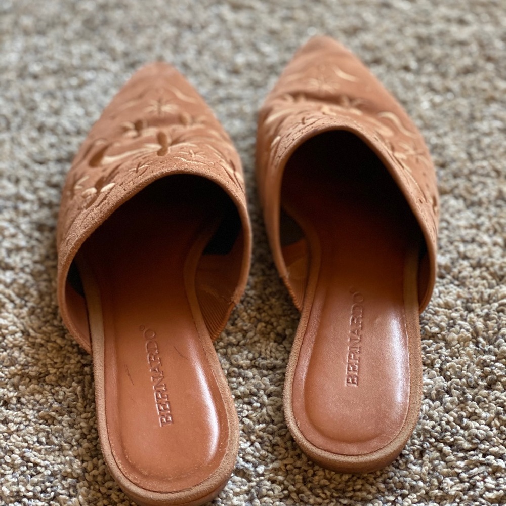 Bernardo Allie Pointed Toe Tan Mules 9 Embroidery - Picture 4 of 4